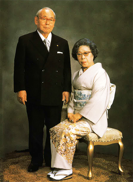ここには関湊・よつ夫妻の写真が表示されます（写真要）